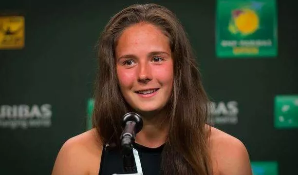 难忘一幕！中国女排主攻线世俱杯赛场隔网较量同台领奖京报体育.